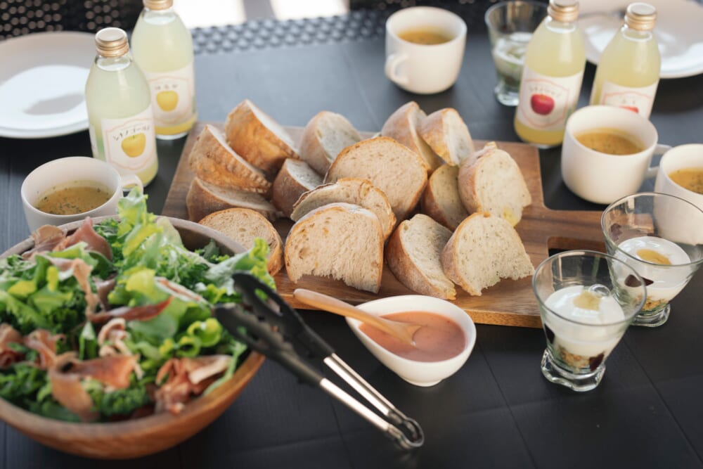 自然に包まれた朝のひととき！グランピングで楽しむ健康朝食