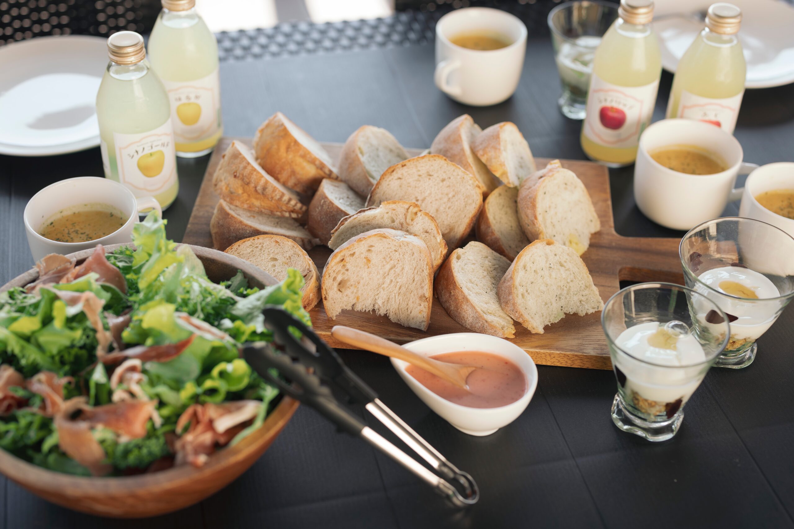 自然に包まれた朝のひととき！グランピングで楽しむ健康朝食